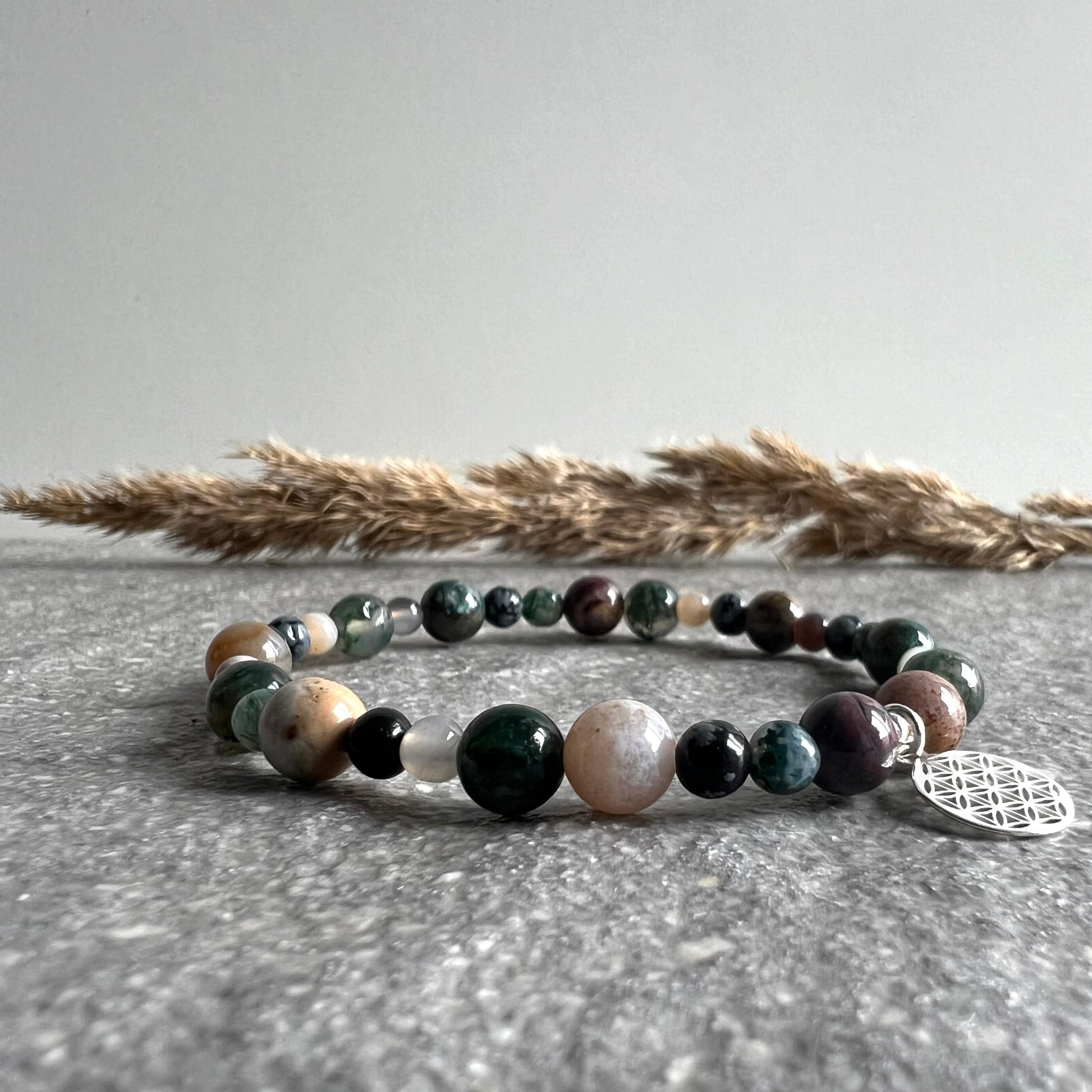 HEAL AND LET GO Armband aus Ozeanchalcedon, Schneeflockenobsidian, Achat und Moosachat mit Blume des Lebens Charm - Nahaufnahme
