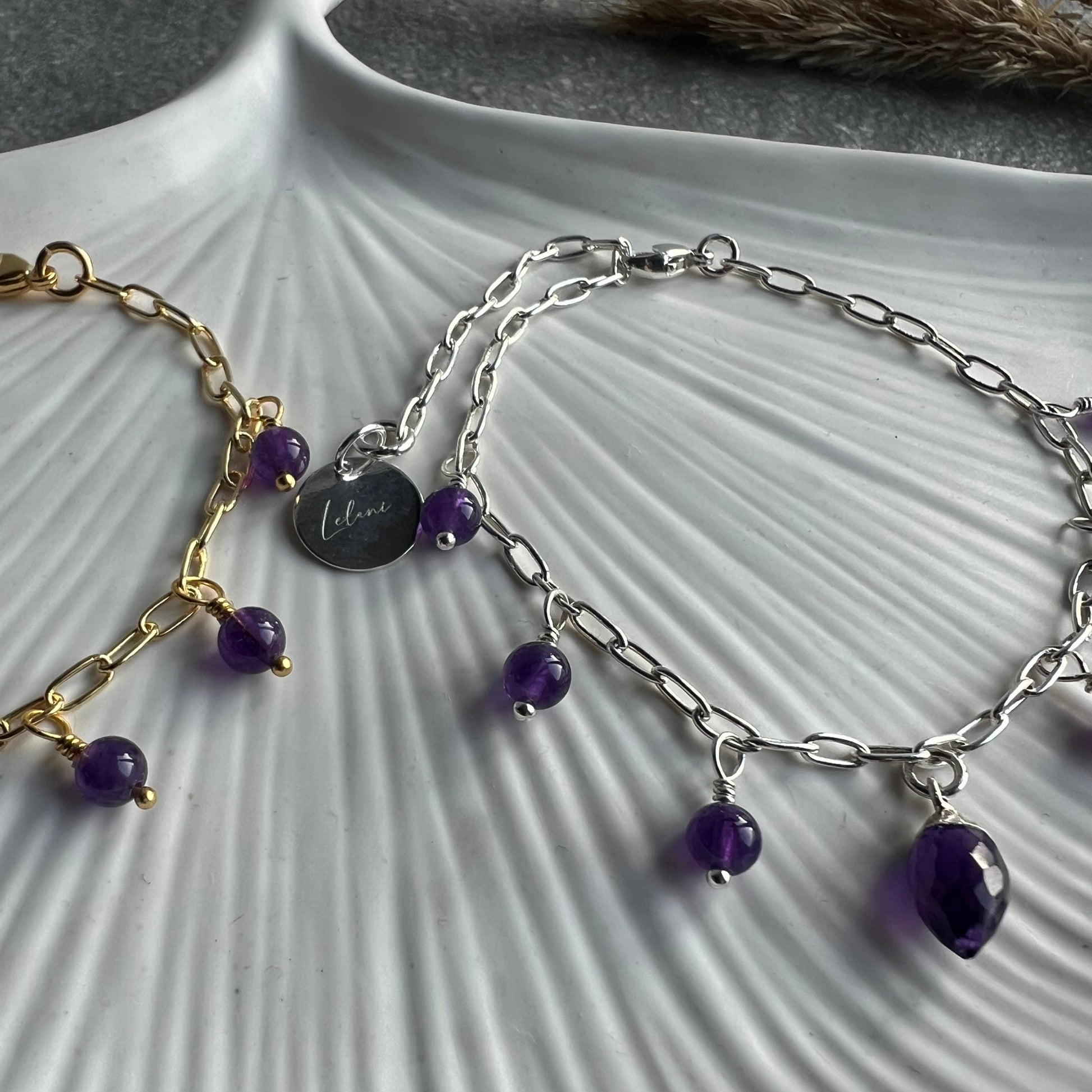 Bettelarmband mit Edelsteinanhängern - Facettierter Amethyst in der Mitte, daneben jeweils 3 kleine Amethyst-Perlenanhänger - 925 Silber oder 925 Silber vergoldet - mit Lelani Charm - Nahaufnahme