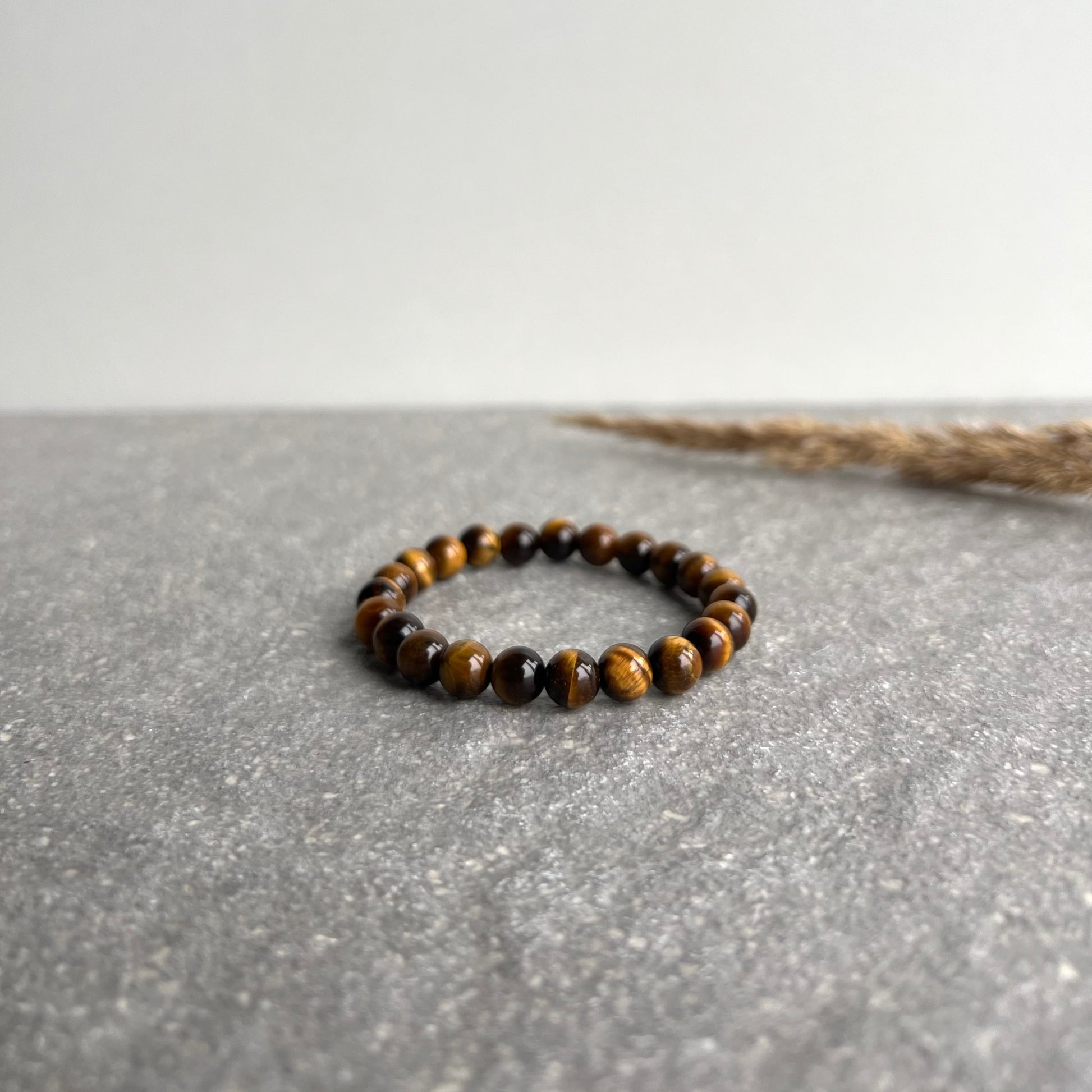 Edelsteinarmband Tigerauge: Armband aus wunderschön schimmernden Tigerauge Perlen - Nahaufnahme