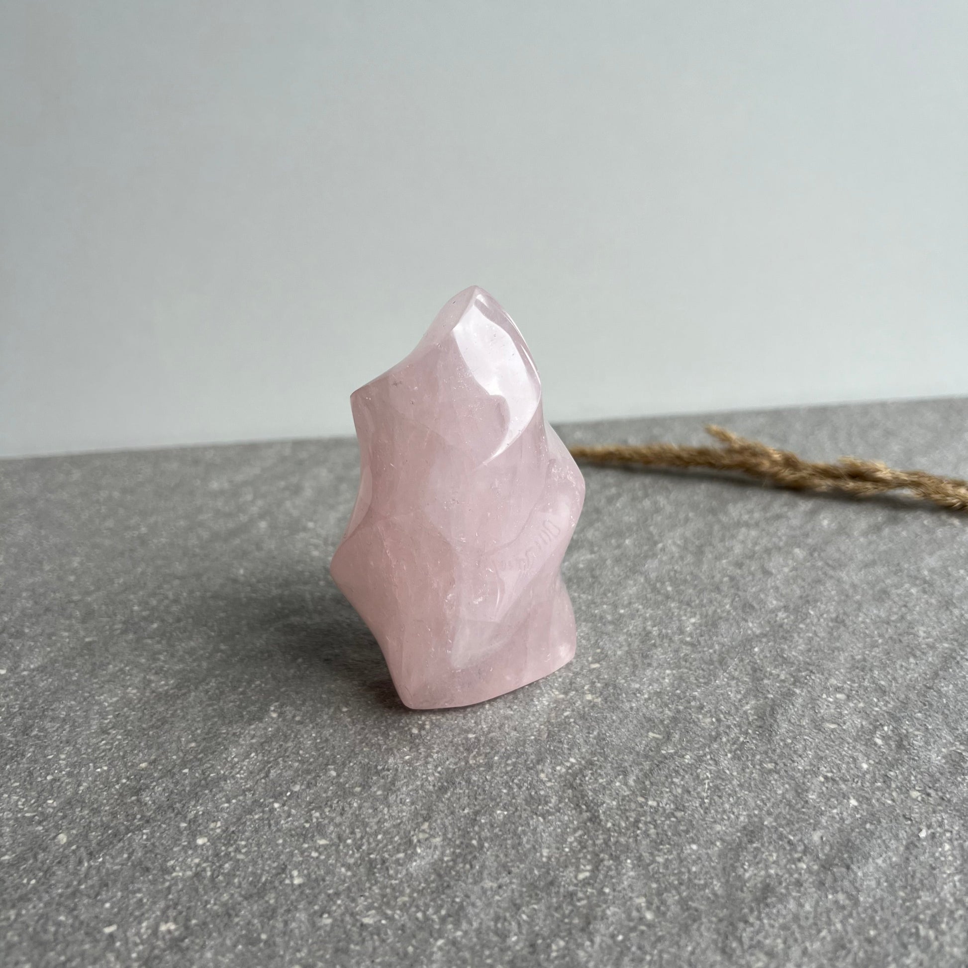 Rosenquarz Flamme perfekt poliert (von vorne)