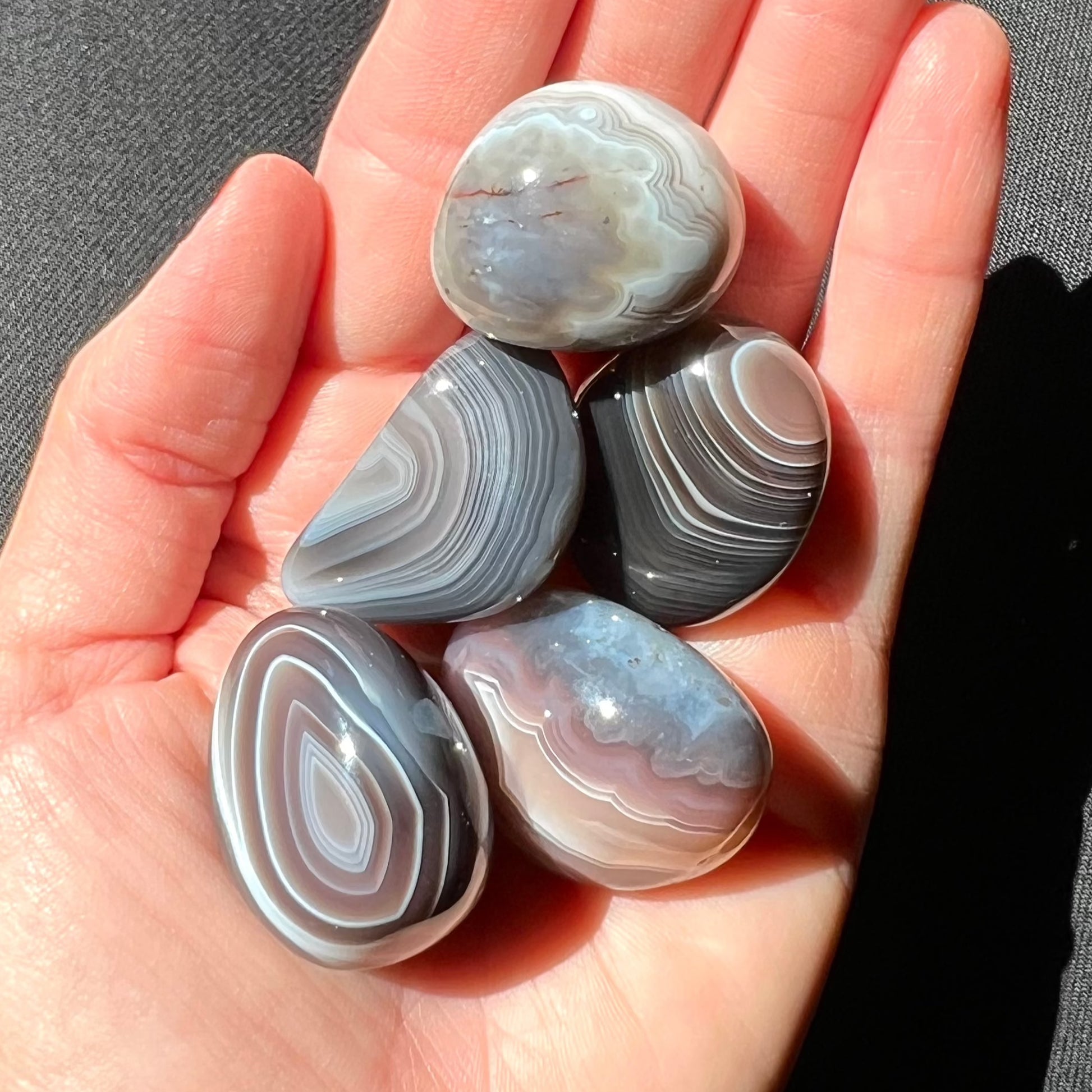 Wunderschön gebänderte Botswana Achat Trommelsteine