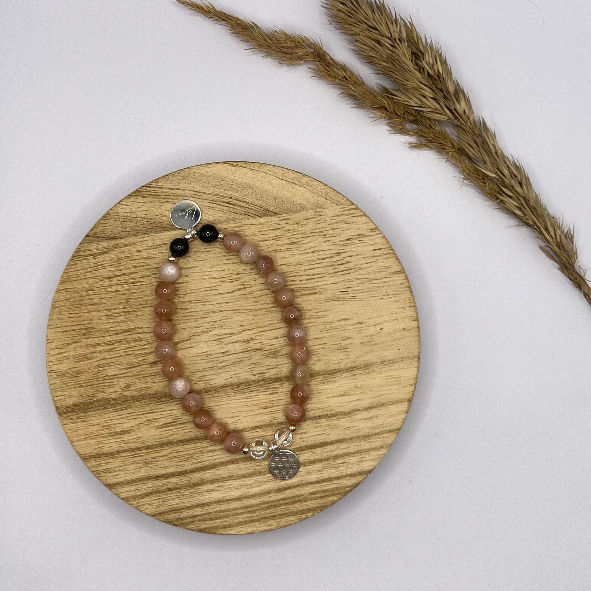 Edelsteinarmband "Follow your intuition" aus Mondstein mit Blume des Lebens Charm