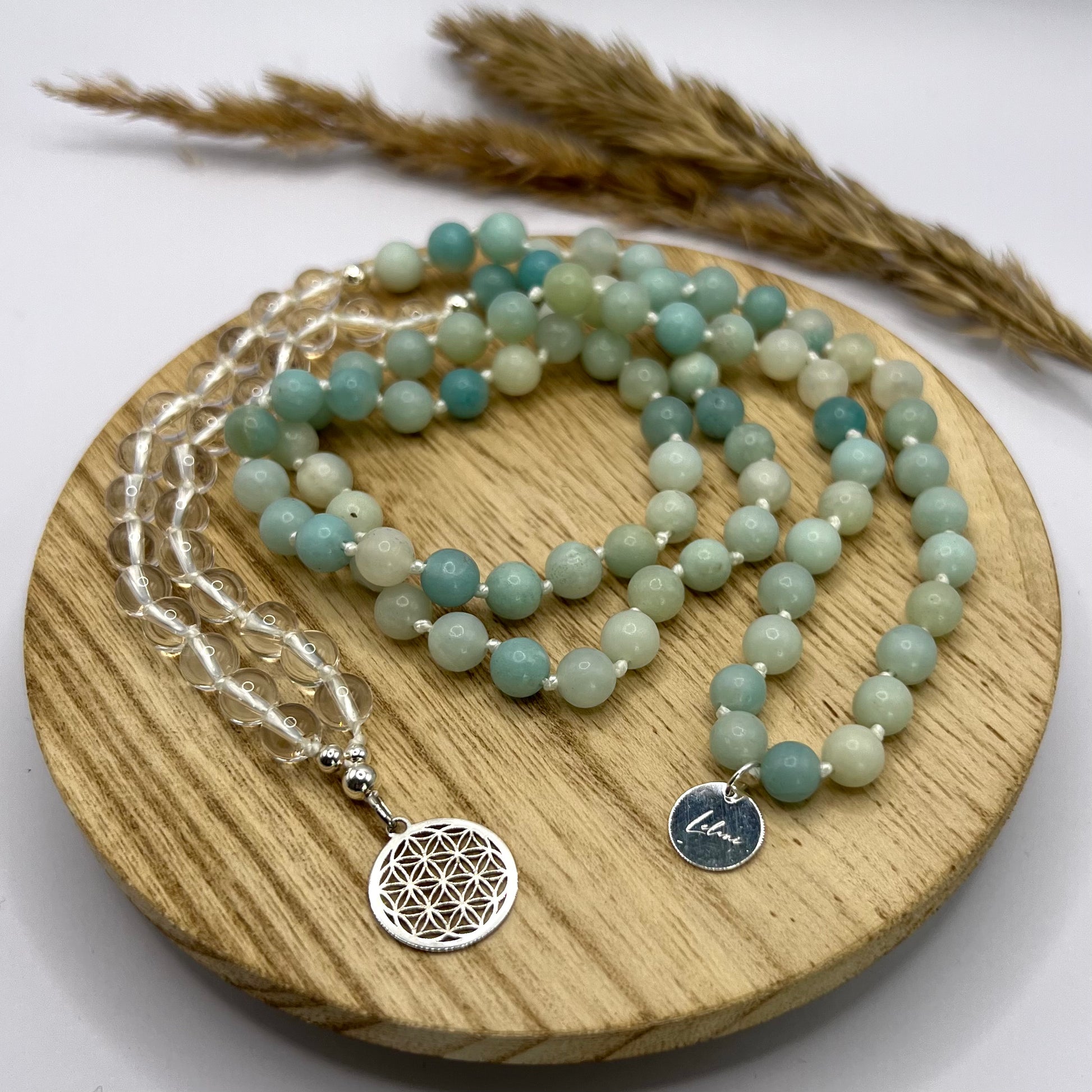 Mala Kette Lightness of being aus Amazonit und Bergkristall auf Holztablett