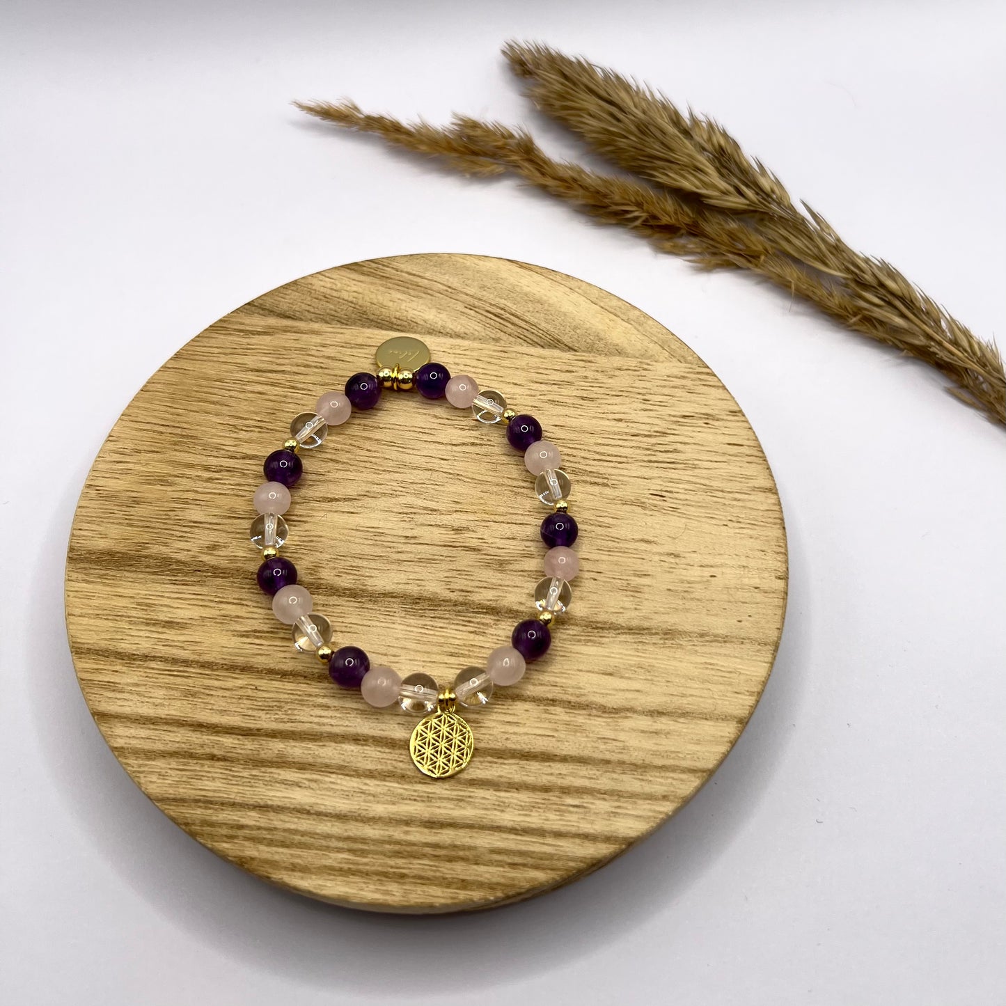 Awake your spirituality Armband auf Holztablett