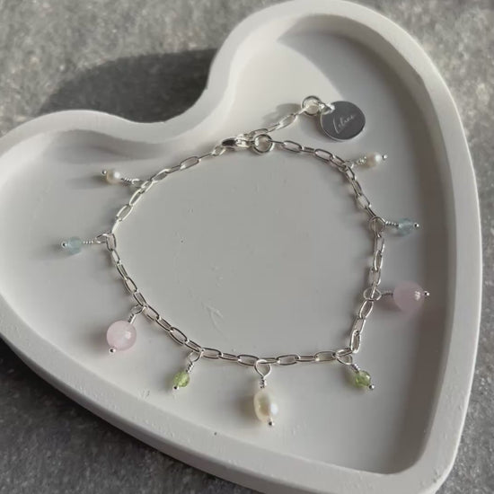 FRÜHLINGSERWACHEN -Zartes Bettelarmband mit Edelsteinanhängern Peridot, Kunzit, Aquamarin und Süßwasserperle - mit Lelani-Charm - Video 2