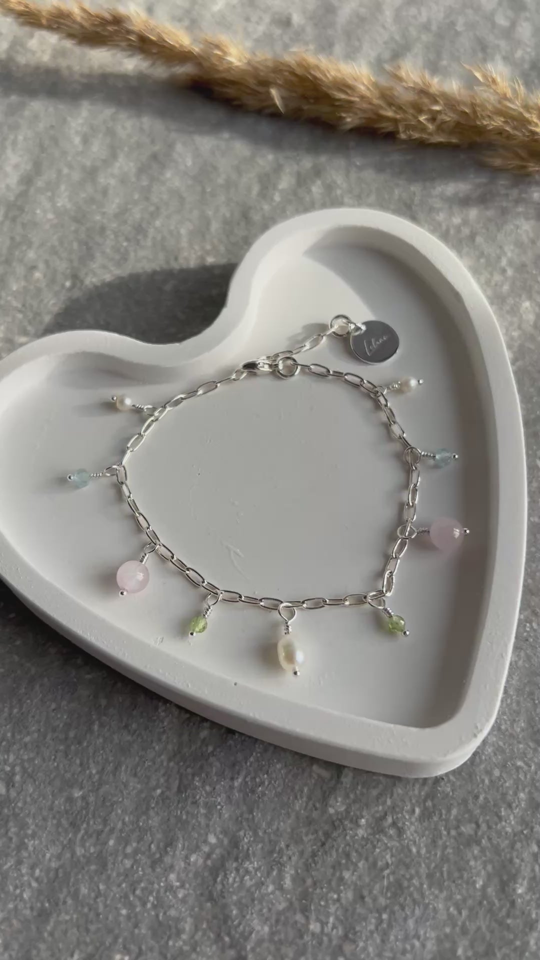 FRÜHLINGSERWACHEN -Zartes Bettelarmband mit Edelsteinanhängern Peridot, Kunzit, Aquamarin und Süßwasserperle - mit Lelani-Charm - Video 2