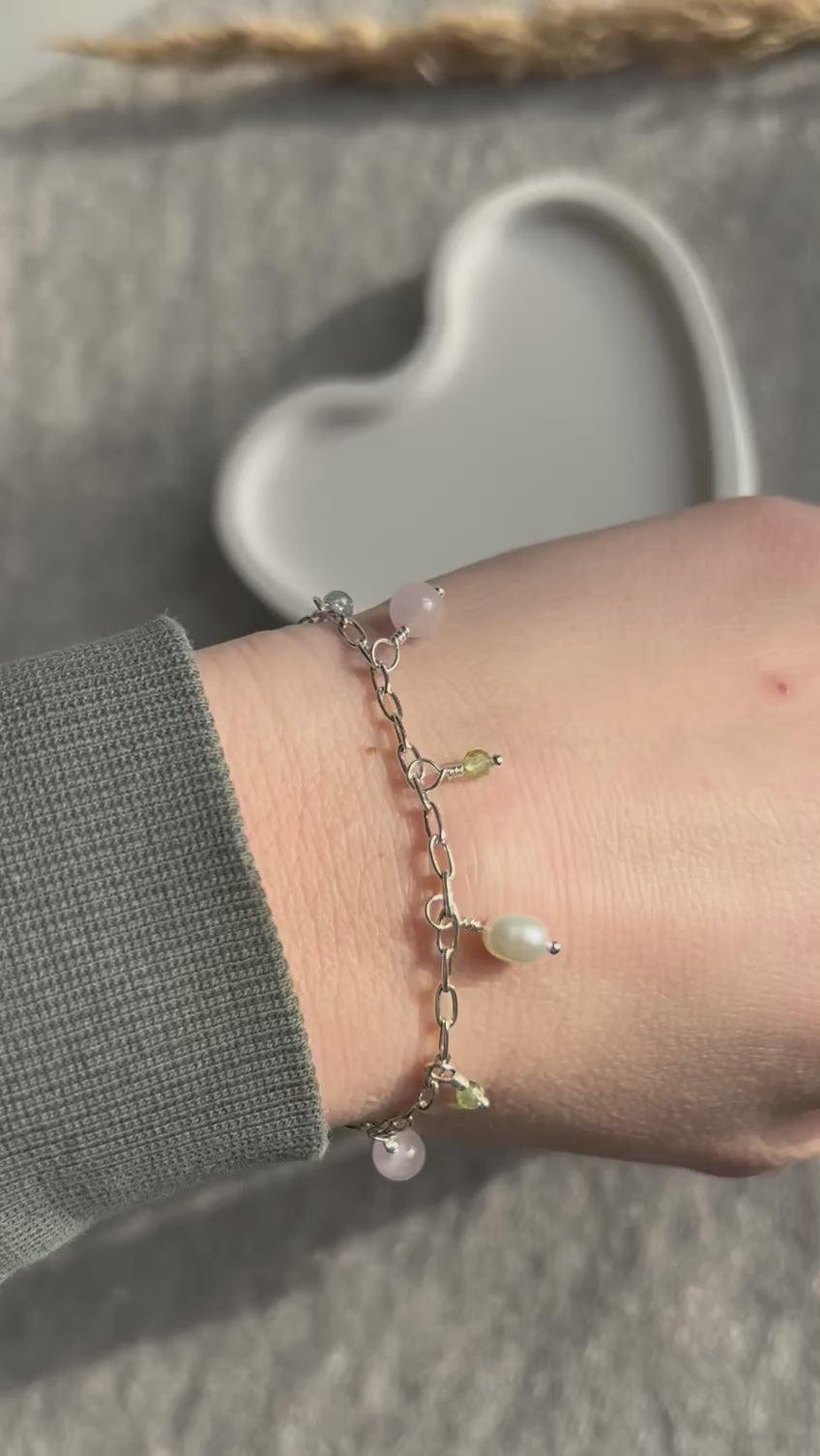 FRÜHLINGSERWACHEN -Zartes Bettelarmband mit Edelsteinanhängern Peridot, Kunzit, Aquamarin und Süßwasserperle - mit Lelani-Charm - Video