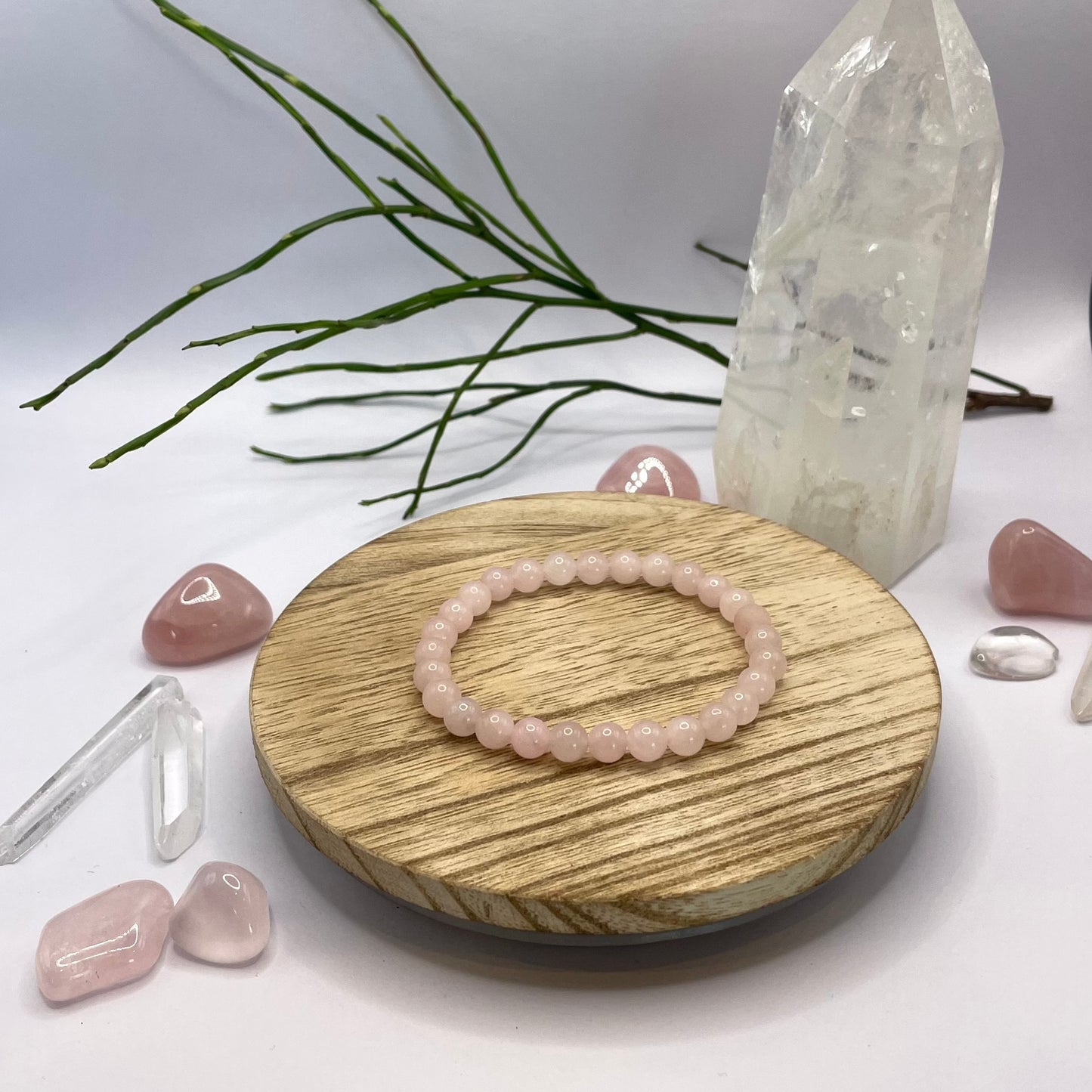 Rosenquarz Armband auf Holztablett