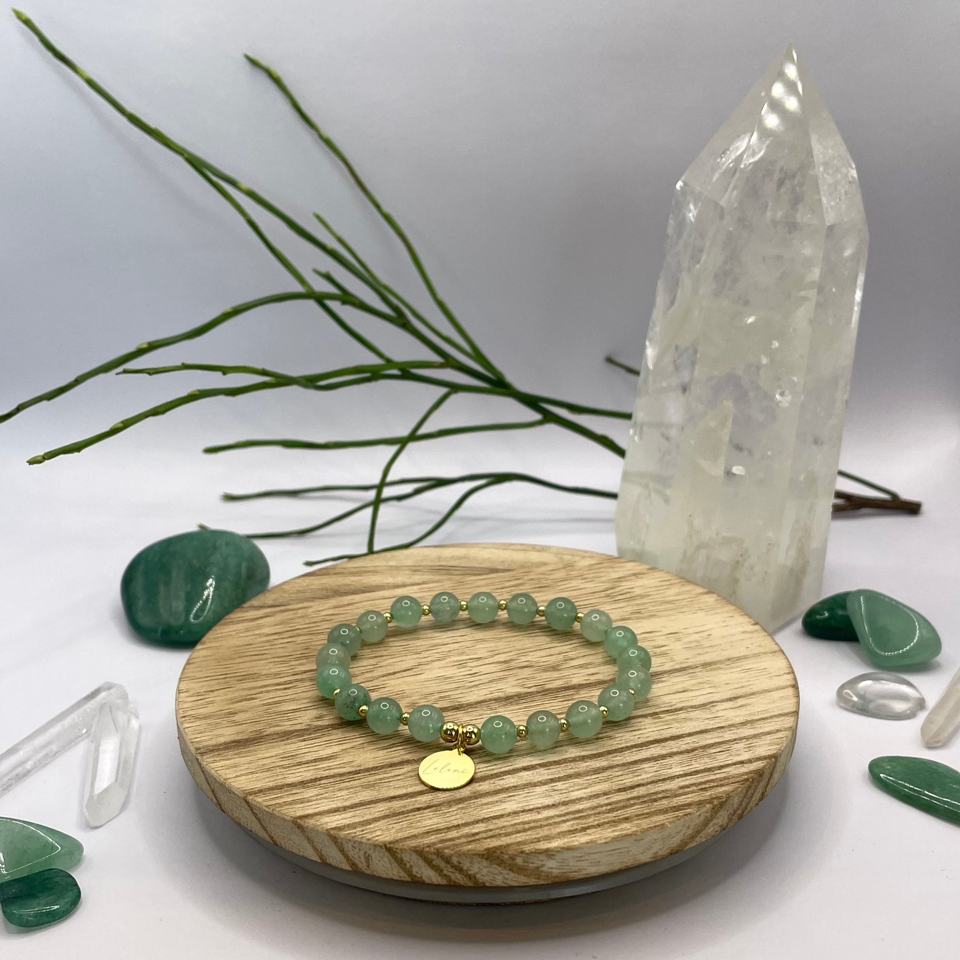 Aventurin Armband mit Charm und Silberperlen vergoldet auf Holztablett