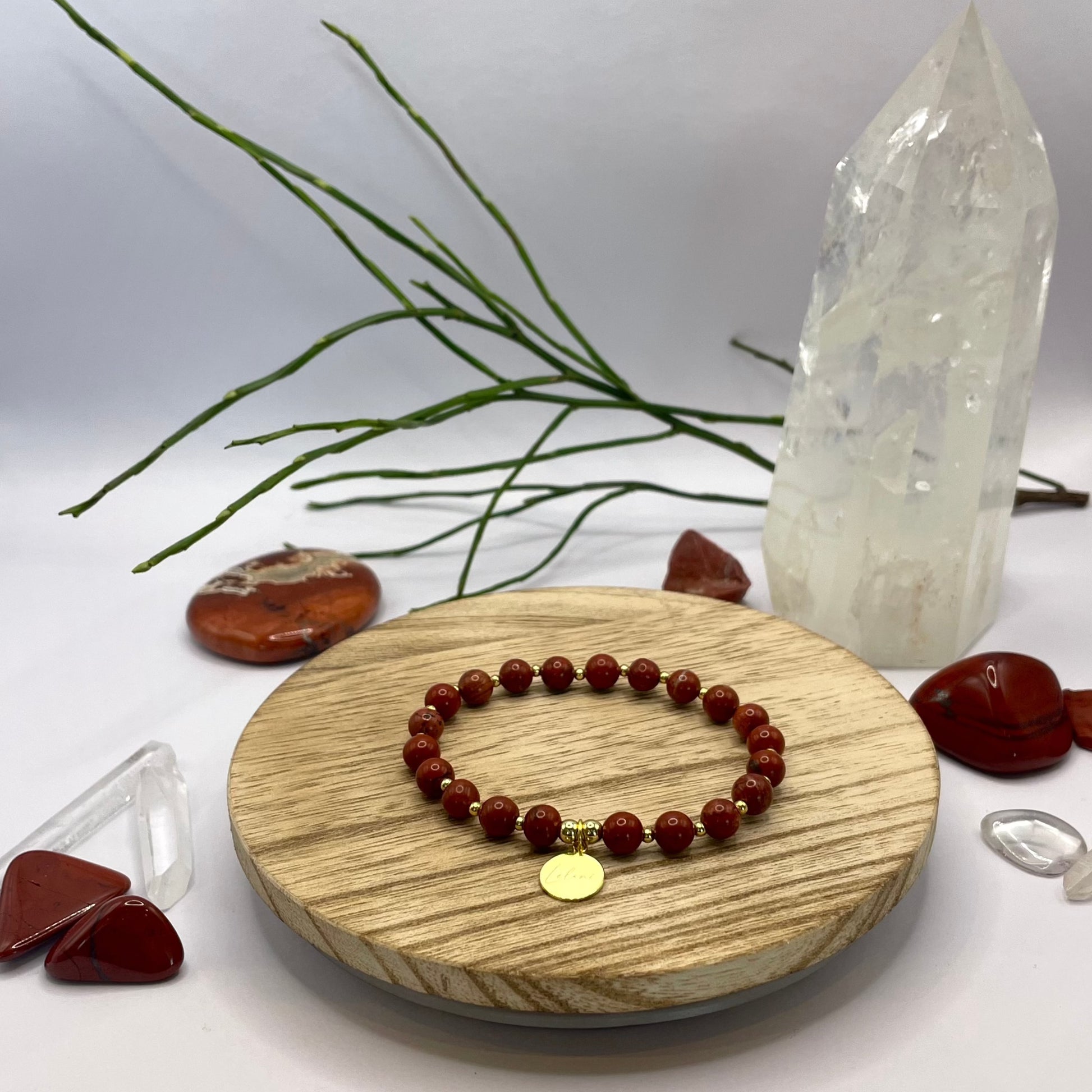 Jaspis Armband mit Charm und Perlen auf Holztablett