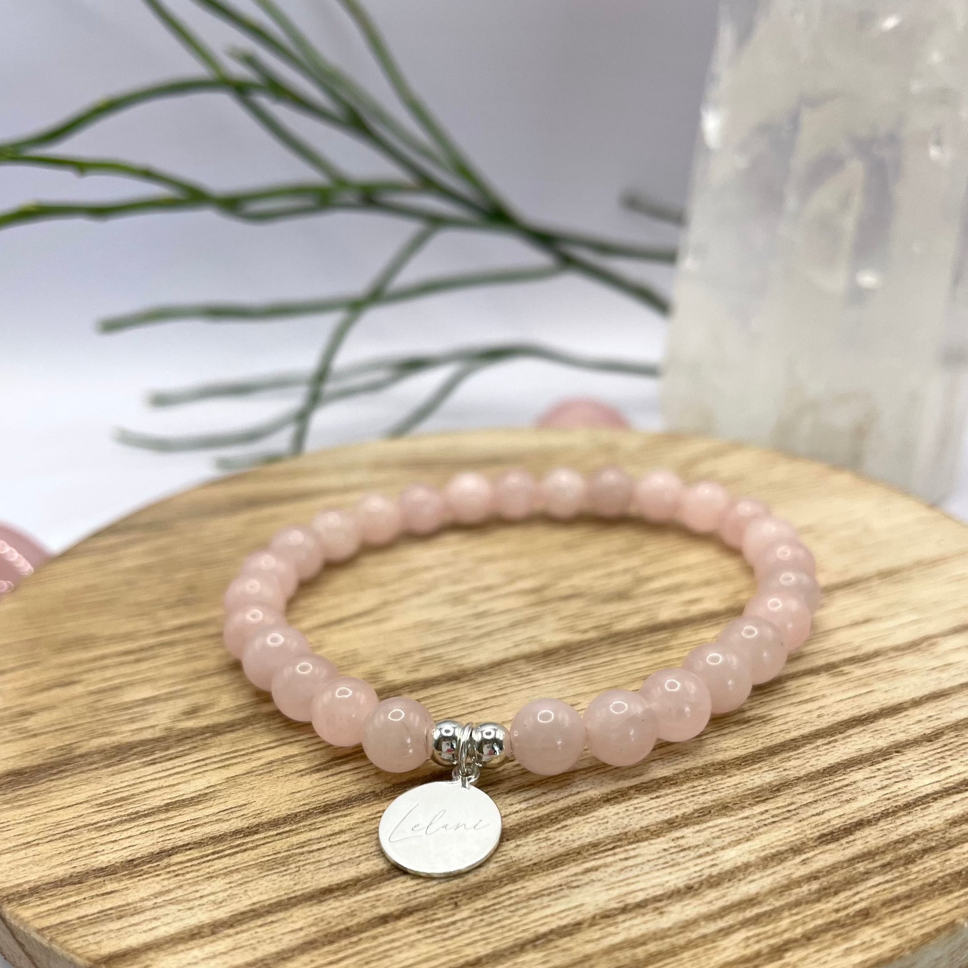 Rosenquarz Armband mit Charm Nahaufnahme