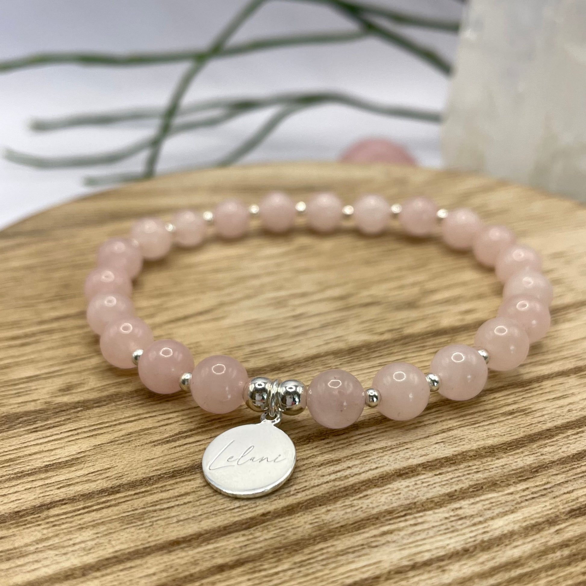 Rosenquarz Armband mit Charm und Perlen Nahaufnahme