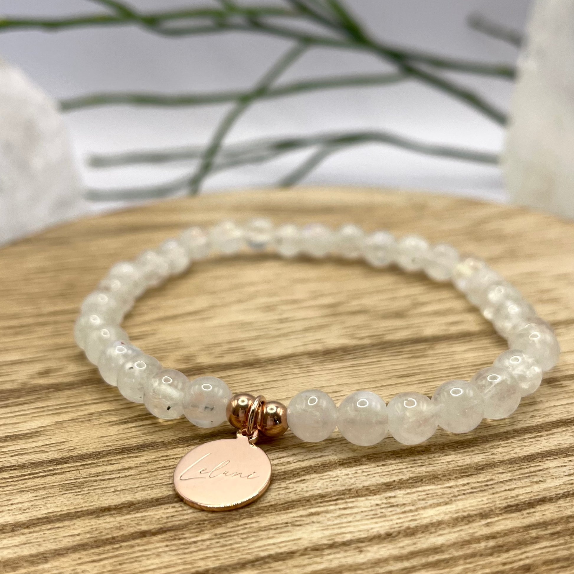 Regenbogenmondstein Armband mit Charm Nahaufnahme