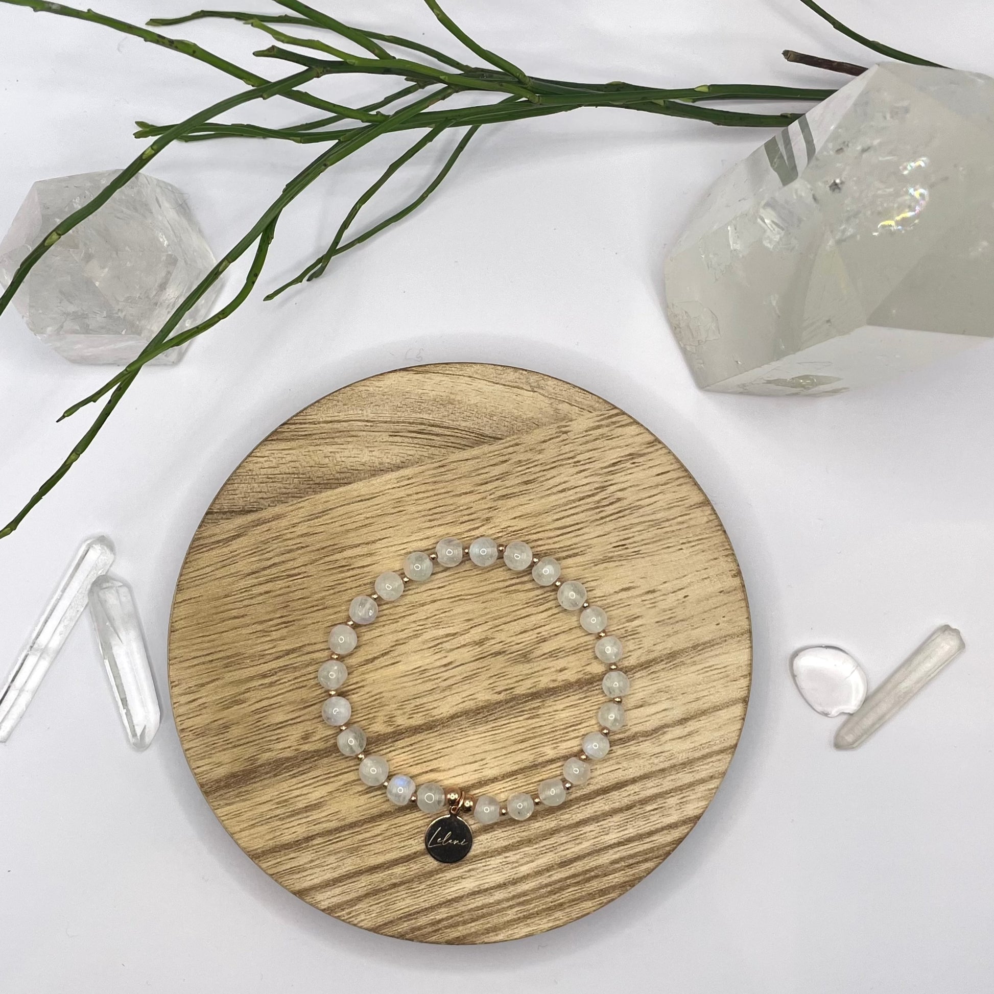 Regenbogenmondstein Armband mit Charm und Perlen