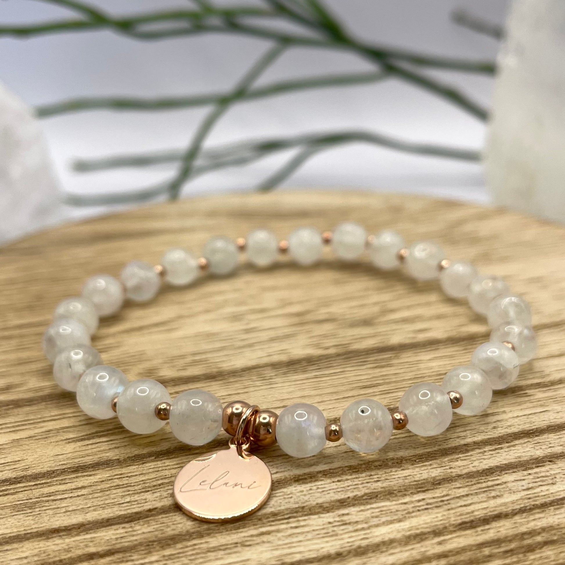 Regenbogenmondstein Armband mit Charm und Perlen Nahaufnahme