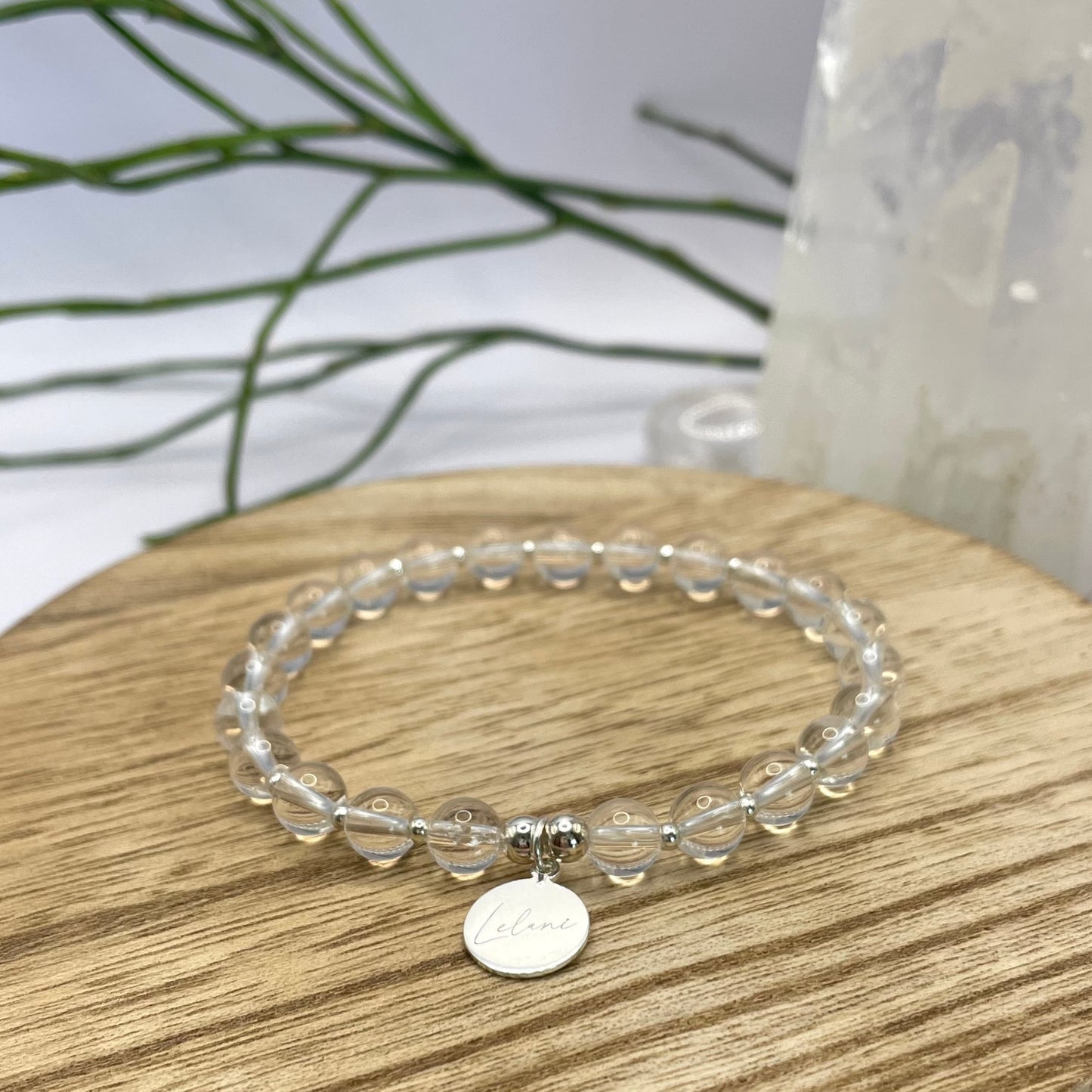 Bergkristall Armband mit Charm und Silberperlen Nahaufnahme