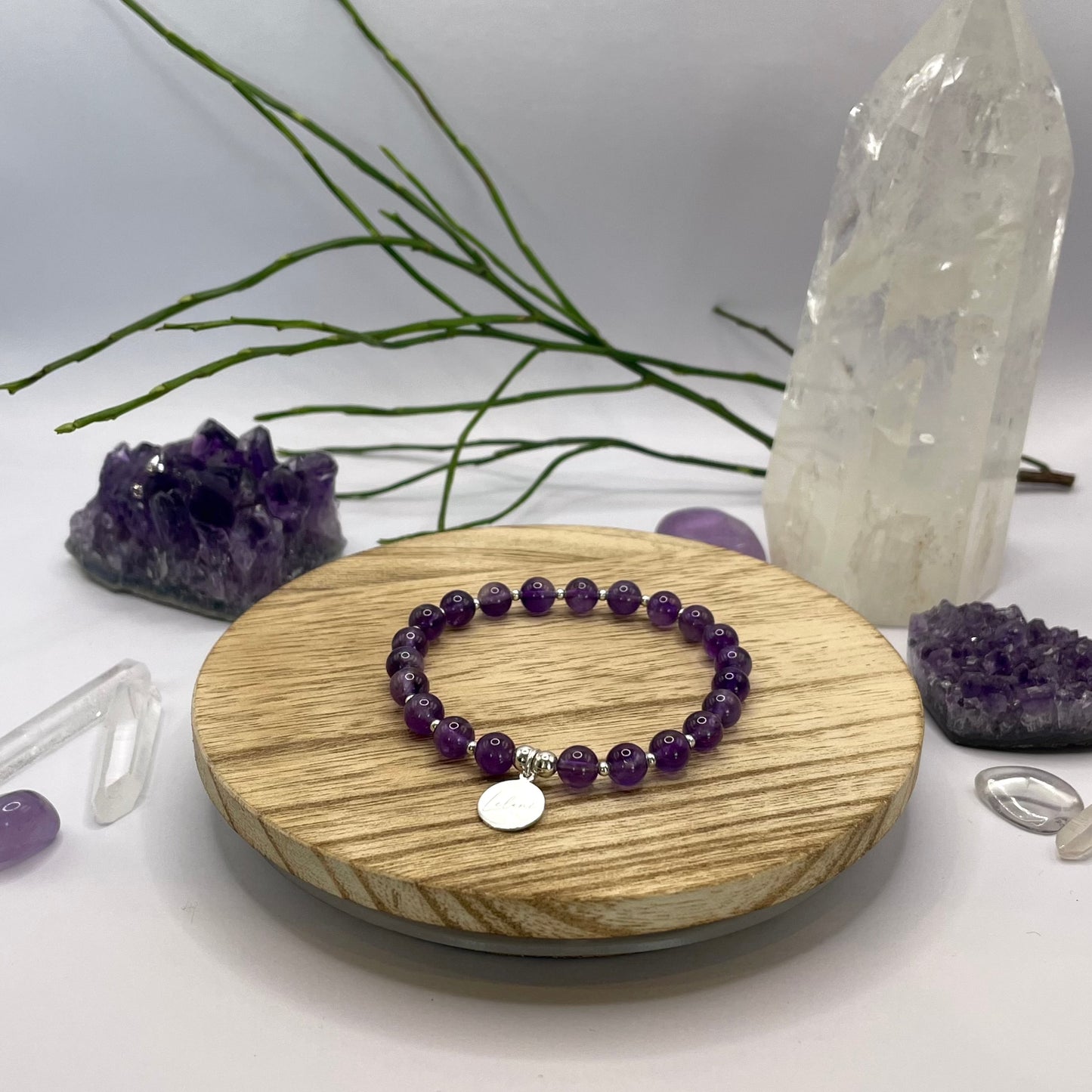 Amethyst Armband mit Charm und Silberperlen auf Holztablett